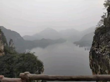 上山容易下山难,苏轼却说,上山费神下山费力,只要有路走就不难,难的是既不能上又不能下,所谓人生千条路,生老愁徒步