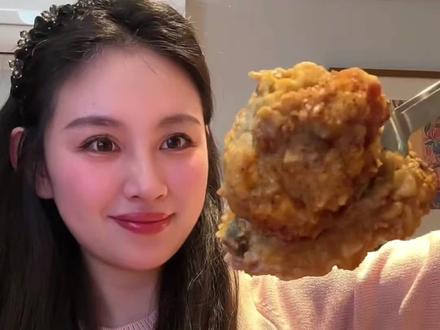 0粉挑战吃播|草莓蛋糕配炸鸡甜咸永动机!#一口一口把你吃掉 #草莓蛋糕 #甜咸永动机 #吃播