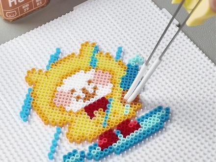 今天用小精灵拼豆,拼一个自嘲熊! #拼豆 #拼豆豆 #手工diy #拼豆教程 #拼豆diy