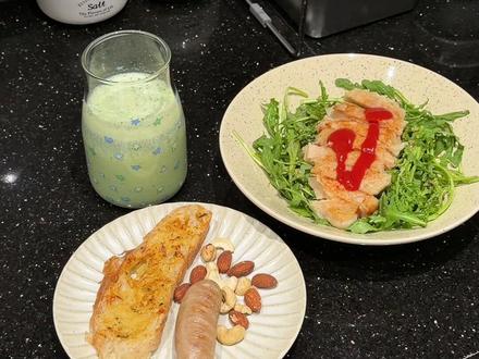 今天遇到一些烦恼 吃完自己做的饭就好啦 祝大家天天开心 #一人食记 #满级吃商通关赛 #vlog美食记 #vlog十亿流量扶持计划 #抖音十亿流量扶持