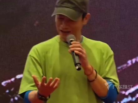 AI翻唱摇来了“山鸡哥” ,因AI“仿声作”《街角的晚风》火爆网络,陈小春买下版权,并在演唱会现场演绎。#陈小春 #街角的晚风 #演唱会