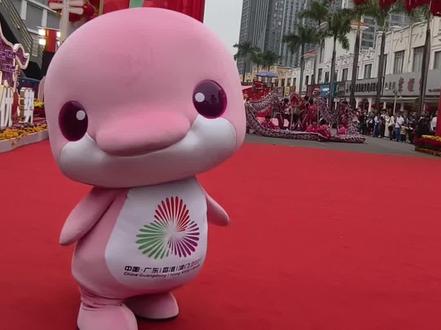 我确信以及肯定,黄金比例你一定看到我了!人群中夹缝艰难拍,但候场的你也在努力找镜头✌🏻#大湾鸡#广州大湾鸡#大湾鸡宝宝#黄金比例鸡#大湾鸡吉祥物