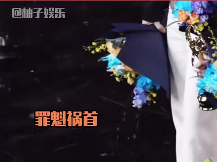 大麦老板摔倒的“罪魁祸首”真的不是汪苏泷啊!所以我抢票的时候也能像大麦老总一样丝滑吗?咻的就从汪苏泷面前一样过去了,给汪苏泷吓一大跳。求我抢汪苏泷演唱会票的时候也如此丝滑#汪苏泷 #鞠婧祎 #吴宣仪