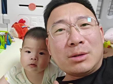 宝宝会翻身后,晚上睡觉就想翻身了,这时候很容易醒。因为之前睡觉一个姿势不舒服也不会换,只能哼唧或者来回扭头和蹬腿,现在晚上可以翻身换位置了#爹带娃系列 #宝宝睡觉翻身