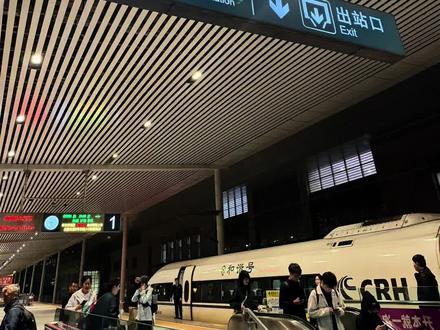 最后一站:泰山
从泰安站下车后沿指示牌去坐公交直达红门,后把行李放至附近,进去买票就出发了,路上补给点超级多,还可以买纪念品(后悔没买冰箱贴,比红门外的卖的便宜,一律十块🥲)。我是十点开始爬的,一点半左右到玉皇顶,一路认识了俩辽宁的男生,我因为他们有趣的口音哈哈哈哈,他们因为我有头灯,一路同行,在山顶找蹲点等日出。后悔出门没带衣服(只有一件短袖和冲锋衣,没带内胆),冷麻了,洗衣服六十没舍得,我们几个唠动漫,一会打游戏熬过了四小时,看到日出云海那一刻啥都值了!他们坐索道下山,我休整拍了会照就下山了,本开开心心下山去,走的天烛峰路线,结果到那路被封了,只能重新回到后石坞,走桃花源路线,大概七点开始下山,十点半到桃花源,后坐大巴(票价40)到桃花峪,后坐火车到红门取行李。因为我记得从泰安西到红门的路上看到有泰山烧鸡,所以Citywalk一会找吃的,就到了一家看起来不错的店!豪赤!
#徒步 #五岳独尊 #五岳归来不看山 #泰山日出