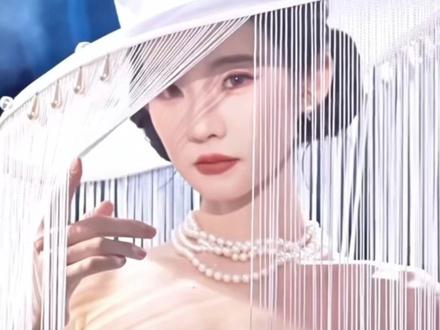 当家主母就这么一招手带着一帮小弟走 #张艺凡 # #家族感 #时代峰峻 #女明星 #氛围感