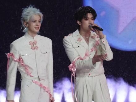 “对我说 我爱你”
#极航 #左航 #张极 #恋人未满 #top浪漫主义演唱会