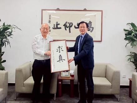 数学家丘成桐发起的少年班,为何在多地悄然撤退? 4月中旬,全国多地“小升初”激战正酣,丘成桐少年班(俗称“丘班”)悄悄撤退。当下在全国几十所中学陆续开设的丘成桐少年班,在全国中学生和家长们口中通称丘班。它由国际著名数学家、求真书院院长丘成桐先生发起。
清华大学的“丘班”致力于在中国本土培养一批具备扎实的数理基础、能够引领中国科技摆脱“卡脖子”问题的领军人才。其中一大选拔制度创新是“一考免四考”,如果学生初三能入选,则可免去中考、高考、考研、考博,经考核进入清华大学接受为期八年的“3+2+3”模式本硕博连读培养。
北京取消丘班的消息来得并非毫无征兆。2025年,深圳中学的丘班就已停止招生,但此次具有风向标意义的北京突然宣布丘班停办,似乎传递出某种更明确的信号。
北京取消丘班的时间点与北京义务教育招生政策发布时间几乎重合。4月17日,《北京市教育委员会关于2026年义务教育阶段入学工作的意见》发布,明确提出“严禁任何学校以实验班、特色班、国际部、国际课程班等名义招生,对存在违规行为的应依据有关规定严肃处理”。
教育部阳光分班政策下,全国多个丘成桐少年班被叫停。丘班来去数年间,影响几何?#丘班 #清华