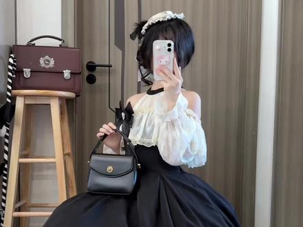 简约优雅又显瘦的小裙子!
#lo裙安利 #lolita #lo娘日常 #吃我一波lolita安利