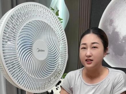 美的刚刚上新的静音风扇语音款,可以声控风扇开关机摇头定时的,七页仿生莲花叶片,还有智能送风模式 #美的 #静音风扇 #语音风扇 #电风扇 #风扇