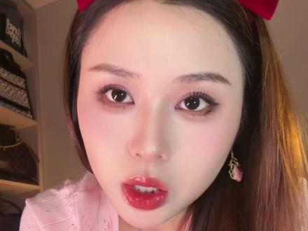 被偷偷降级的红皇后,离大谱…
称呼不重要,为何不能按事实来?称呼很重要,我为何不能较真?
陪妹妹看《爱丽丝梦游仙境》,她问红皇后的老公是谁。我才猛然反应过来:她无丈夫、独自掌权,本是独立女君主。
查了原版才发现,英文、日文、欧洲译本都译作红女王,唯独中文直接译成皇后。
皇后本是皇帝配偶、依附男性的头衔,女王才是独立掌权者。这种翻译悄悄给女性权力降了级。
这不是咬文嚼字,是在潜移默化影响孩子三观。从小这样被灌输,会默认厉害的女人背后必有男人,轻视女性独立统治权。
愿更多人看见,一起较真纠正这些隐性性别偏见。
#女性力量 #翻译误区 #红皇后#girlstalk