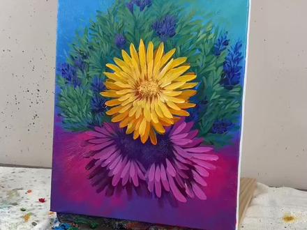 丙烯画里的撞色花:把夏天的野和艳都装进来了,家居装饰画教程 #零基础学画画 #创作者中心 #创作灵感 #画画教程 #跟着抖音学画画 @抖音创作灵感 @抖音创作小助手 @抖音小助手
能扛得住这朵“炸开”的花啊!
画布上的黄紫撞色像把夏天的热烈揉碎了——明晃晃的黄花瓣裹着暖光,紫花瓣浸着深巷里的晚霞,连背景的蓝绿都像刚被风洗过的树荫。颜料堆得厚厚软软,每片花瓣的纹理都透着“使劲盛开”的劲儿,连旁边没擦干净的颜料渍,都像这束花漏出来的甜。
其实画这花的时候,本来只想随便涂两笔,结果黄颜料挤多了,干脆顺着性子往上堆,紫颜料又跟着跳进来,俩颜色撞在一块,倒像把心里那点没说出口的热烈全泼在了布上。你看这花,哪是画啊,是把“不管不顾要灿烂”的劲儿钉在了画布上。
现在盯着这画,总觉得它在说“管什么规则啊,想盛开就往死里艳”。生活里的拧巴、犹豫,好像都被这朵撞色花撞散了——原来热烈不用藏,像颜料一样往画布上堆,就能长出最野的浪漫。