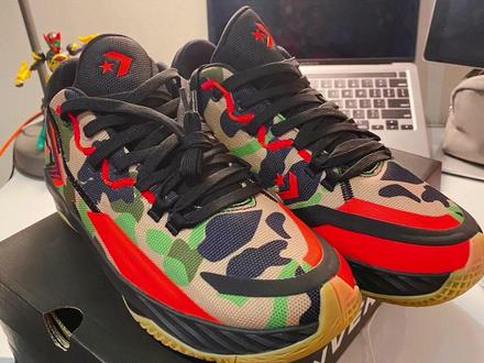 这双converse bb jet在悉尼footlocker购入,本来抱着试试的心态买的打了几个月个人感觉还是不错的。鞋面强度也OK 回馈也还行 总体都比较不错的实战球鞋(关键是室内外都能打٩(˃̶͈̀௰˂̶͈́)و ) 很开心的回购!#篮球🏀 #篮球 #球鞋