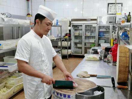 状元哥教你“蒜香小酥肉”的详细做法,出品焦脆的声音哗哗作响!