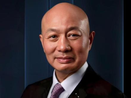 湖南首富之爱尔眼科 陈邦创富密码 湖南首富之爱尔眼科.陈邦:从退伍军人到 “全球眼科老大” ,让3500万人重见光明
一个退伍军人开了家眼科医院、竟然做到了“全球眼科的老大”位置 ,让3500万人重见光明。2021年荣登湖南首富宝座,当年他以1350亿元的财富位列《胡润百富榜》第26位。爱尔眼科老板.陈邦的商业密码。
看他如何用 21 年的时间,从3张病床起步,用5个反常识的商业逻辑、把一家小诊所做成了、拥有 581 家连锁机构的全球眼科帝国,年入35 亿、市值千亿的 “全球眼科帝国” 的。不管你是业做生意,还是想搞懂垂直行业经营经验,都得听一听!#创富#爱尔眼科@爱尔眼科 #爱尔眼科 #眼科 #眼科科普 #湖南首富 @爱尔眼科认证账号 #分享创业干货