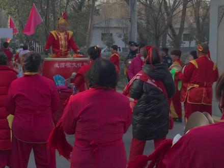 迎城隍的历史你了解吗? 鄠邑区的迎城隍俗称“接爷”,各村按既定顺序轮流接祭,一年一换,有“前村不会,后村不接”的传统规矩。鄠邑区(原户县)北乡“迎城隍”分三个社,分别供奉大城隍、二城隍、三城隍,以下为各社轮祀村落明细与2026年接送安排。
一、大城隍(纪信):核心轮祀村(19个):王守村、什王村、马营、余姚村、三过、祁村、渭曲坊、元村、定舟村、龙台坊、北宋村、康村、富村、梧村、兆伦村、凿齿村等。 2026年安排(正月初九):祁村恭迎,三过村恭送。
二、二城隍(韩成)
核心轮祀村(19个):迎祭二城隍韩成各村顺序:牙道、野口、振华威、显落村、莫寺坡、南庆叙、韩旗寨、周店、南李伯村、崔村、坳河、赵王村、小寨、西羊村、孝义坊、东韩村、郭村、东羊村中李伯村。2026年安排(正月初六):孝义坊恭迎,西羊村恭送。
三、三城隍(张宗梦/周苛)核心 轮祀村(13个):六老庵、南河头、西坡、三旗、元王村、索家庄、晋侯村、陂头村、洪洞庵、宁羌、中原寺、百福村、皇甫村。2026年安排(正月初八):陂头村恭迎,晋侯村恭送。