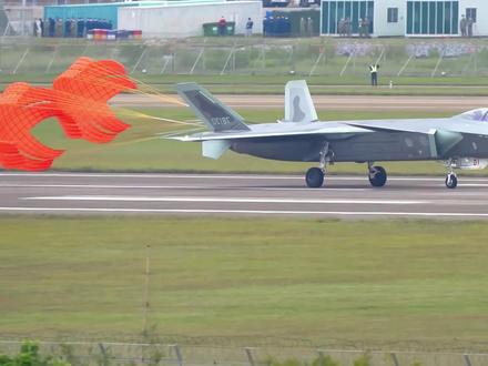 中俄飞机使用减速伞,欧美飞机不使用减速伞,是中俄的飞机不如欧美飞机吗?#武器 #武器装备 #战斗机 #歼20 #减速伞