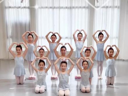 母亲节舞蹈,送给全天下最伟大的妈妈,希望你们幸福平安,女儿爱你哦😘#母亲节快乐 #母亲节舞蹈 #课堂随拍#少儿舞蹈 #新余