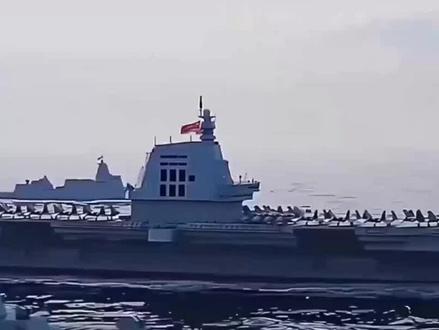 双舰合璧显锋芒!四川舰与福建舰的战力协同密码
被誉福建舰“青春版”的四川舰,与福建舰组成的黄金搭档,正重塑中国海军作战格局。作为全球首艘电磁弹射型两栖攻击舰,四川舰满载排水量4万余吨,搭配双舰岛设计与全纵通飞行甲板,将两栖突击与航空作战能力完美融合 。其创新应用的电磁弹射系统,可灵活适配无人机、直升机乃至固定翼战机,更能化身“无人机航母”,实现侦察、中继、打击一体化作战。
福建舰作为我国首艘电磁弹射航母,核心优势在于远洋制空制海与大规模空中打击能力,电磁弹射技术大幅提升舰载机出动效率,构筑起远海防御屏障。而四川舰则以高灵活性和成本效益见长,4万余吨的吨位可搭载整建制陆战部队与两栖装备,专攻近海立体登陆与战术支援,精准弥补航母两栖投送短板。
两者协同作战堪称“远近互补”的典范:福建舰掌控远海制空权,构建战略威慑圈;四川舰深耕近海作战,依托固定翼无人机群前出侦察,为福建舰提供精准数据支撑,其两栖投送能力更可配合航母完成夺岛控海任务。双舰岛分工指挥、电磁弹射高效运转,再加上模块化建造带来的快速部署优势,让这对组合在台海、南海等关键海域具备强大适应性,既能远洋拒止,又能近海攻坚,彰显中国海军攻防兼备的硬核实力。#飞机 #拍飞机 #飞机 #晚霞 #拍飞机