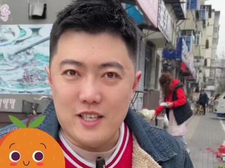 南北方美食挑战,豆腐脑到底喝咸的还是甜的?一大碗豆腐脑2.5💰真的会让人快乐!#豆腐脑 #地方特色美食 #路边摊美味 #南北差异 #早餐