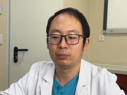 为什么说胰腺炎是“沉默的杀手”?普通胰腺炎只是腹痛呕吐,但重症急性胰腺炎会直接破坏胰腺组织,引发感染、休克甚至多器官衰竭,就算抢救过来也可能留下后遗症!它的诱因很常见:吃太油腻、喝大酒、胆结石,都是“导火索”!记住,上腹部突发剧痛,还伴随恶心发热,一定要第一时间去急诊,千万别当成胃病耽误了!#胰腺炎凶险 #腹痛别忽视 #暴饮暴食的危害 #急救科普 #肝胆胰健康