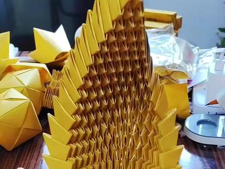 #非物质文化手工制作 #背靠金山 #曲沃县 #手工折纸 背靠金山,一共用220张(15*20纸)底座28张,三角叉192个。