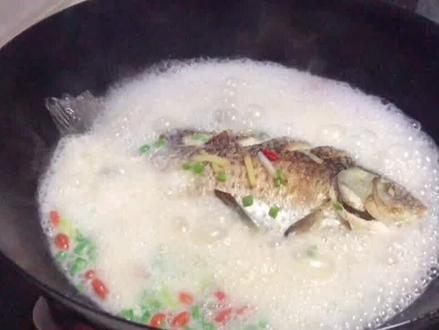 为什么饭店的鲫鱼汤那么好喝?教你正确做法,汤白如牛奶还没腥味 @抖音小助手 #在家做美食 #做菜我是认真的