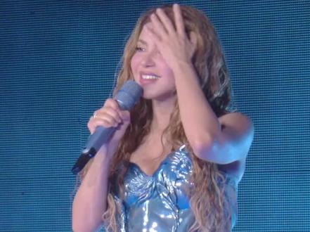 Shakira与他两个小王子一起同台演出 这画面真太美好了🩵#shakira #shakira夏奇拉
