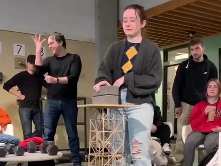 学生们用木棍造塔#大学#国外生活