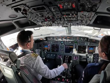 波音737-800起飞全过程 一架罗马尼亚航空的波音737-800正在推出开车,正所谓男女搭配,干活不累,我们一起来欣赏飞机从推开-滑行-起飞的全过程。#飞行视角 #起飞🛫 #一起看飞机 #飞友日常