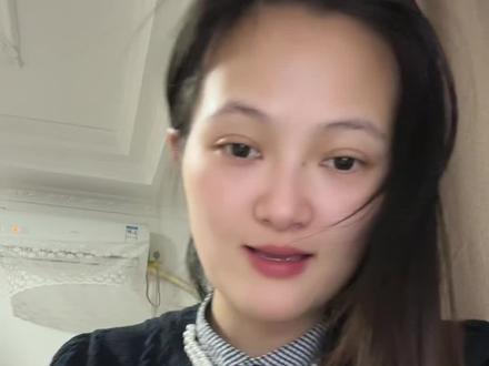 回复 @梧恩的评论 滚筒洗衣机怎么用滴露消毒液?官方答案是这个:👉滚筒洗衣机: 2-5瓶盖消毒液稍微稀释后和洗衣液一起倒入洗衣液的容格中(自动定量投放洗衣液机器,需要稀释之后倒在内筒里使用)注:稍微稀释即可,比例没有要求,加入适当水量(无需比例)致使消毒液颜色为乳白色即可。
不过我个人建议一两瓶盖的量足以,不然味道真的会重的哦!#滴露消毒液 #滚筒洗衣机 #滴露 #衣物消毒液 #公共洗衣机