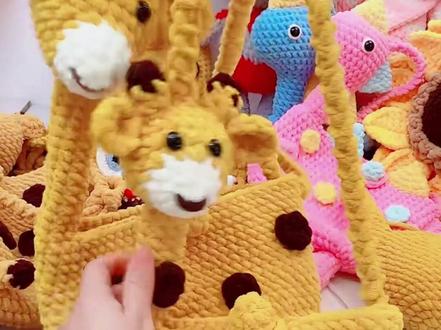 长劲鹿包包斜挎包小鹿包包编织diy粗毛线冰条线ins#长劲鹿包包 #小鹿包包钩织 #儿童包包手工 #手工毛线编织 #毛线包包编织教程