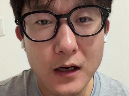 把成都和杭州马拉松的赞助商叠在一起看,你会发现一个惊人的真相 一边是刚刚公布中签的成都马拉松,另一边是紧随其后公布抽签时间的杭州马拉松,主打一个默契~
把两场赛事的赞助商矩阵和出签节点放在一起看时,你会发现,其实是同一套赞助商的全家桶。
🚗 汽车阵营:“父子兵”打包包圆:
杭州马拉松:冠名赞助商是吉利汽车;成都马拉松:冠名赞助商是极氪。
👟 装备与补给:
两边清一色都是李宁。
补给饮品:蒙牛+ 康比特。
以上这些都是赛事真金白银赞助的高层级赞助商,两场赛事在出签节奏上也上演了一场“战术对齐”。
这种赞助商“撞衫”的背后,实际上反映了当前国内马拉松赛事的深层现状:
1. 头部资源的“绝对垄断”
随着顶级城市马拉松赛事运营成本水涨船高,能一口气吃下多家金标赛事大赞助的,只剩下吉利、李宁、蒙牛这种级别的企业。
2. 赛事IP的“品牌去特色化”
虽然不同城市的赛道风光、风土人情各不相同,但在商业化包装上,“大品牌赞助 + 饥饿营销 ”的营销方式却日趋统一。
3.品牌的饱和式集中投放
成马与杭马在赞助商矩阵与出签节点上的重合,反映了当下马拉松市场资源高度集中的趋势。
在营销预算日趋理性以及紧张的背景下,品牌更倾向于将资源集中投放于头部赛事,以追求更高的曝光性价比与安全性。
这种“集中火力”的策略虽然让头部赛事的商业运作日趋标准化与模式化,但也折射出马拉松行业显著的“马太效应”——头部赛事持续集聚优质商业与跑者资源,而广大的中小赛事则面临着招商与办赛的现实挑战,推动着整个行业向更加分化与专业化的方向演进。
当然,对于跑者,更希望看到的,是各大赛事在商业化成熟的同时,能多一份对跑者的尊重。
同一套赞助商全家桶的成马与杭马,同是国资背景的运营公司,看看谁运营的更出彩~#杭州马拉松#成都马拉松#赛事组织#马拉松
