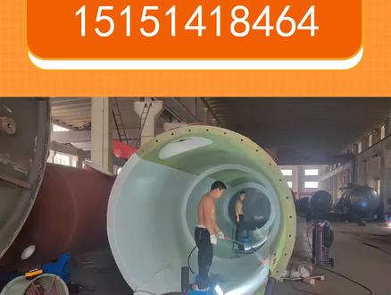 LNG加气站储罐是用于储存液化天然气(LNG)的设备,其结构主要包括内罐、外罐和保温层。内罐是用于储存LNG的主体,通常由低温钢材制成,具有良好的密封性能和耐腐蚀性。外罐是用于保护内罐的外部壳体,通常由碳钢制成,具有一定的强度和耐腐蚀性。保温层则用于减少LNG的蒸发损失,通常由聚氨酯泡沫或玻璃棉等材料制成。
LNG加气站储罐的工作原理是通过将液化天然气注入内罐中,利用内罐的密封性和保温层的保温性能,使LNG保持在低温状态。当需要加气时,通过泵将LNG从储罐中抽出,经过一系列的压缩和加热处理后,将其转化为气态天然气(CNG),然后通过加气机将CNG注入到汽车燃气瓶中。整个过程需要严格控制温度和压力,以确保LNG的安全储存和加气过程的顺利进行。