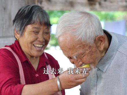 春夏秋冬,与你同粥!感谢大家的陪伴和支持,没想到一年时间粉丝突破到1000W,在今后日子里会把更多的美好乡村生活分享给大家!#抖音美食创作人