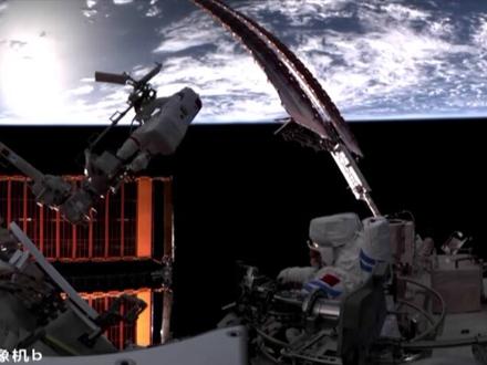 #第一视角跟中国航天员漫步太空 【转赞!现场视频!#神21乘组第一次出舱现场画面 】#神21乘组圆满完成第一次出舱 神舟二十一号乘组航天员张陆、武飞、张洪章密切协同,在空间站机械臂和地面科研人员的配合支持下,充分发挥人在舱外第一现场的能动作用,顺利完成了神舟二十号飞船返回舱舷窗巡检拍照、空间站空间碎片防护装置安装、温控适配器多层罩更换等任务。出舱航天员张陆、武飞已安全返回问天实验舱,出舱活动取得圆满成功。指令长张陆时隔两年半再度漫步太空,航天员武飞成为我国目前执行出舱任务最年轻的航天员。
按计划,神舟二十一号载人飞行任务期间还将实施人员和应用载荷出舱活动,开展科学实验与技术试验,并视情由航天员乘组对神舟二十号飞船受损舷窗进行防护处置。(来源:央视新闻)