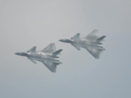 你可以说歼20不好看,但你不能说歼20是因为发动机不行才使用的鸭翼! #军事迷