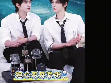 起因是有姐妹说这场直播#云旗 看了218次#普普
我不信,然后………
怎么说呢,辛亏他坐在中间了,不然一个半小时孩子的颈椎可怎么办啊!!!(次数,每个人的定义不同,这是我觉得算的次数哦)
#郝熠然 #直播切片 #云熠