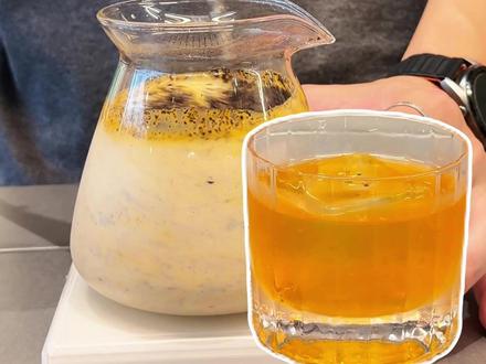 只需两步就能搞定的——微醺版|澄清泰奶 点赞收藏保存这个配方吧,老好喝了
注:酒精严重过敏的不要尝试哈
配方&
泰式椰奶
(椰奶400g+泰式红茶20g+炼乳20g冷藏4小时,再过滤两遍)
白朗姆椰子风味酒 45ml
柠檬汁 20ml
#泰式奶茶 #奶洗澄清 #调酒教程 #咖啡师日常 #五月老喝家