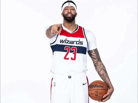 “浓眉没在湖人穿上的23号球衣,在奇才穿上了,正式身穿奇才23号拍定妆照,浓眉称下赛季奇才东部第一,也不确定未来留在华盛顿”#浓眉哥戴维斯 #奇才 #独行侠 #詹姆斯 #湖人