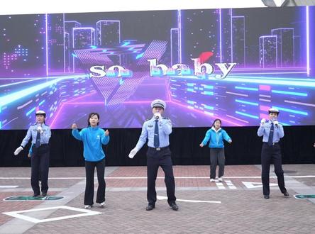 安全是回家最近的路,礼让是城市最暖的光。122全国交通安全日,长沙交警把“马路”搬进高校,用温暖守护青年出行~#今天一起学科目四 #开车路上的不文明行为