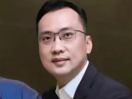 黄涛,福建连江人,世纪金源集团的掌舵人,创始人黄如论的长子。从基层做起,一步步执掌千亿集团,不仅把世纪金源做成了中国 500 强,还带着企业从传统地产,拓展到酒店文旅、大健康、智慧交通等多个赛道。传承家族慈善底色,累计捐赠超 71 亿元,兼具实业深耕与资本远见,是家族传承与创新发展的标杆。 #世纪金源 #黄涛 #闽商 #企业家故事 #慈善企业家