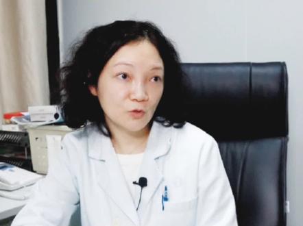 嘴唇周围黑黑的一圈,嘴角也是黑的,女孩嫌涂了口红也不好看,还更显黑!#诊室日常 #情侣 #女性 #嘴唇 #口红