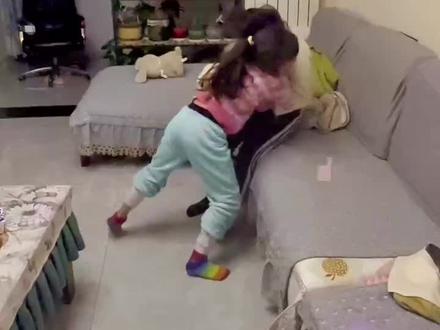 #热门话题这就是你们羡慕的二胎生活,相差2岁的姐妹俩,一言不合就开战,都是妹妹秒杀姐姐,记得上次打架,还是去年,今天又开始了战了,一秒打的火热 下一秒又好了……
每天都有挣不完的东西,断不完的官司,拉不完的架,手心手背都是肉,我还是看热闹吧,打得过就打,打不过就挨着,哎!长那么高个子,打不过妹妹,奶奶的俩宝。 #热门话题这就是你们羡慕的二胎生活