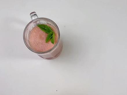 小猪佩奇的恐龙汁!乔治最爱的恐龙果汁~求解!为什么小猪佩奇里一堆红色的水果会做出绿色的果汁? 我怀疑小猪佩奇在欺骗我感情! Ps: 做果汁时最好加点水,要不然会像果泥的口感~
#美食动漫 #动画美食 #动漫美食还原 #果汁 #我的美食日记