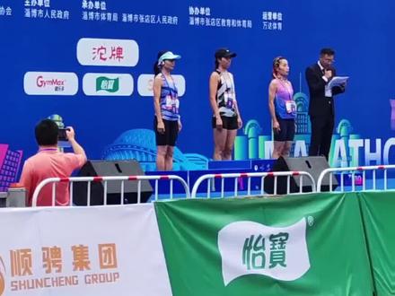 淄博马拉松颁奖女子组前三名,亚军季军都是来自淄博的马拉松选手刘晓、张迎雪(全拼),第一名来自日照的张双#淄博马拉松 #让运动赞美生命 #因为热爱所以坚持 #冠军