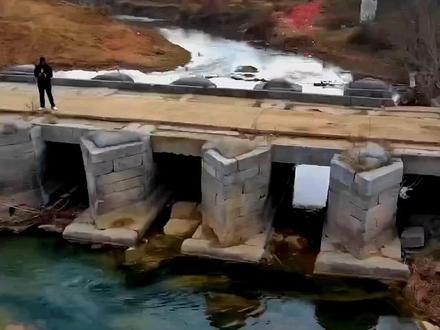 大家好!今天来到邓州和淅川交处,为大家拍摄下历史古迹,唐王桥,希望家乡的亲朋好友,和已经在路上离开家乡的朋友们看到,##航拍最美家乡 #记录春节假期美好瞬间 #历史古迹 #现场实拍