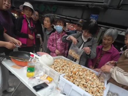 @左儿爸水产铺 扇贝被“人”订上了!卖的我心累,阿姨都来提醒我,逃单的逃单,隔壁在扇贝火爆时候,说不给你用电就不给你用了,给💰也不行!就是要给你把🔥浇灭!好在扇贝虾仁本身够硬,没熄火……#记录摆摊的点点滴滴 #真实生活分享 #左儿爸扇贝 #左儿爸虾仁