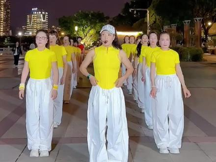 #目瑙纵歌#起舞温州
一曲目瑙纵歌,一份同心相伴,
脚步相合,心意相连,
治愈疲惫,凝聚力量,
适合大型活动与团建,温柔又有力量 #解压治愈舞蹈 #团建放松时刻 #大型活动舞蹈@淡泊221 @花姐爱运动 @狐狸🦊团队~方琼 @灿 Yi @小萍(。・ω・。)ノ♡ @园园姐 @糖心可乐 @起舞温州 @余晓雪 @YHQ @荣姐 @建林 @星辰大海~~