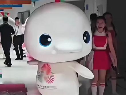 第十五届全运会吉祥物“喜洋洋”“乐融融”赛场疯狂蹦跳、倒立旋转、激情甩尾,甚至因跳舞过猛“断电”瘫倒,被工作人员“抢救”离场,网友戏称“鸡生如戏”#大湾鸡太有节目了#